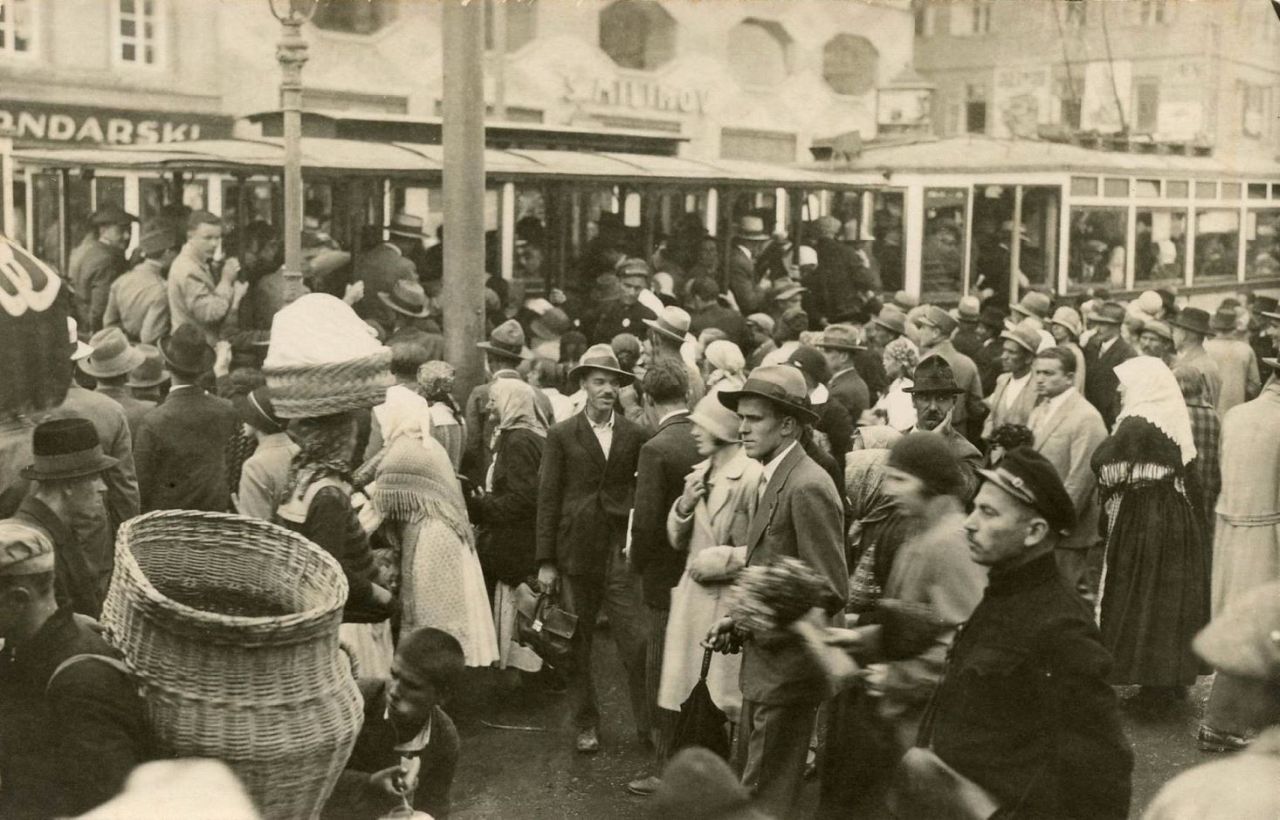 Tramvajska stanica na Trgu bana Jelačića (Foto Vladimir Horvat) oko 1930. godine